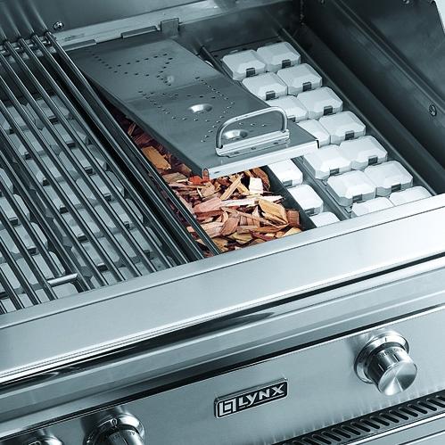 Removable large-capacity smoker box 