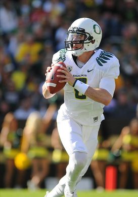 Oregon Ducks quarterbacks Bryan Bennett and Marcus Mariota prepare