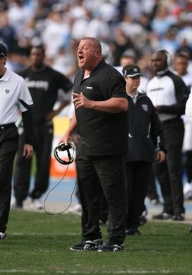 Oakland Raiders Coach Tom Cable: Why Al Davis Must Pull the Plug and Fire  Him, News, Scores, Highlights, Stats, and Rumors