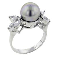 Rings - size 7 silver pearl ring Image.