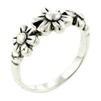 Rings - size 8 triple flower ring Image.