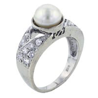 Rings - size 8 white pearl ring Image.