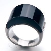Rings - size8 black smooth round agate ring Image.